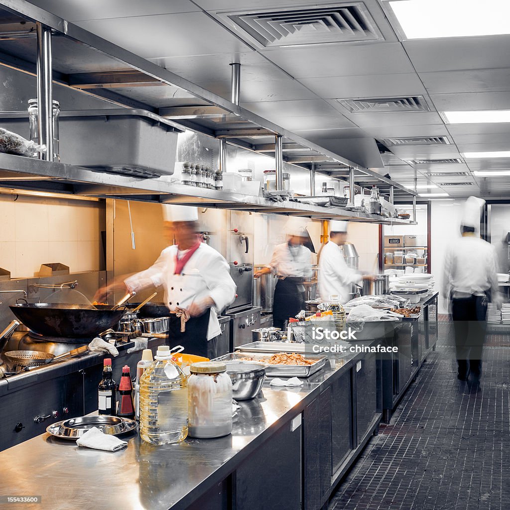 Съёмка шеф-повара ресторана kitchen - Стоковые фото Коммерческая кухня роялти-фри