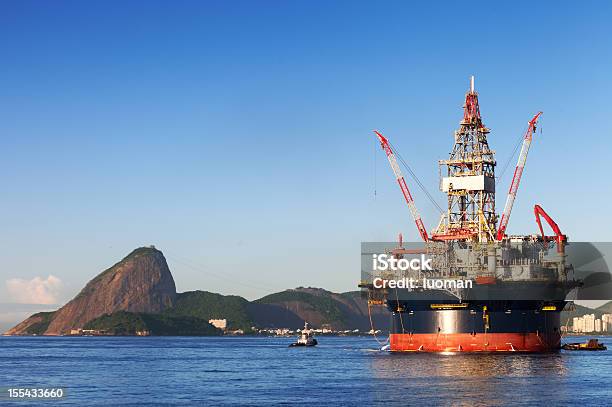 Photo libre de droit de Huile Plateforme banque d'images et plus d'images libres de droit de Plateforme d'exploitation pétrolière - Plateforme d'exploitation pétrolière, Rio de Janeiro, Baie - Eau