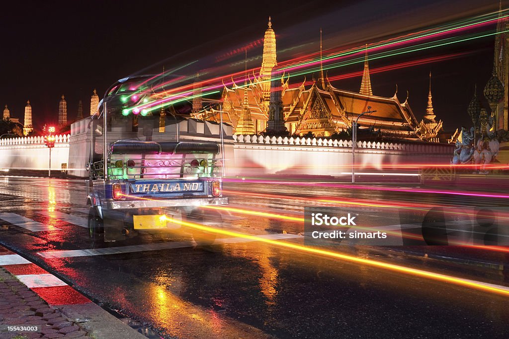 Бангкок ночной трафик-тук-тук напротив Гранд палас - Стоковые фото Light Trail роялти-фри