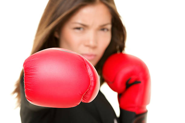 femme d'affaires de boxe - women business strength boxing photos et images de collection