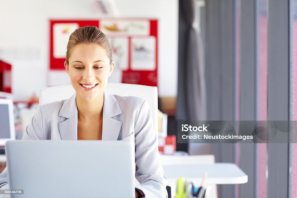 Mujer de negocios trabajando en la computadora portátil - Foto de stock de 20 a 29 años libre de derechos