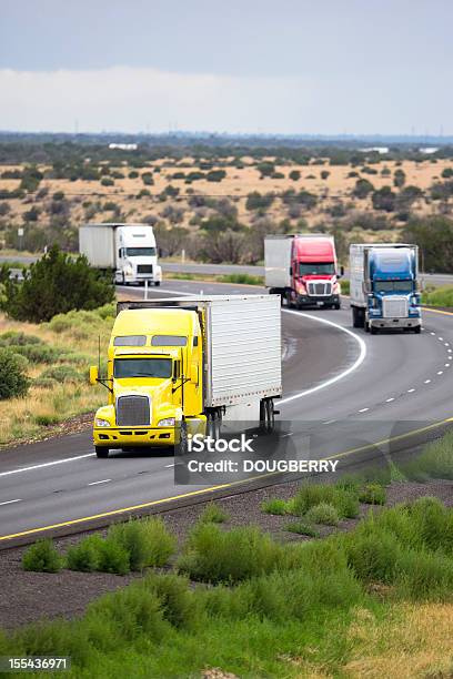 Indústria De Reboque - Fotografias de stock e mais imagens de Escolta - Escolta, Camião Articulado, Transporte de mercadoria