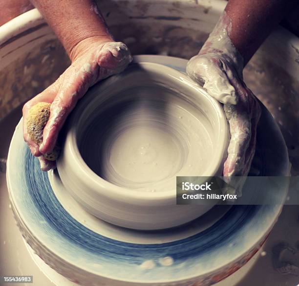 Potter の輪投げる陶器 - 1人のストックフォトや画像を多数ご用意 - 1人, くるくる回る, カラー画像