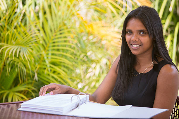 aborígine aluno leitura - aborigine australia women student imagens e fotografias de stock