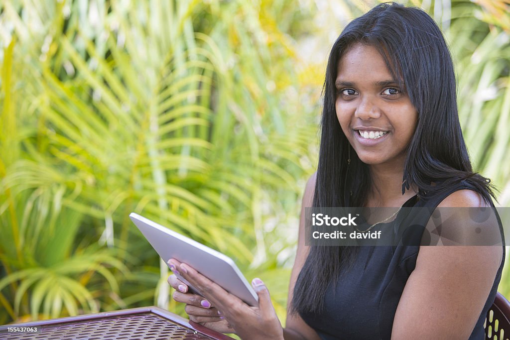 Aborígine mulher com um computador Tablet - Royalty-free Etnia aborígene australiana Foto de stock