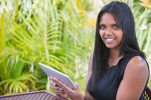 aborígine mulher com um computador tablet - aborigine australia women student imagens e fotografias de stock