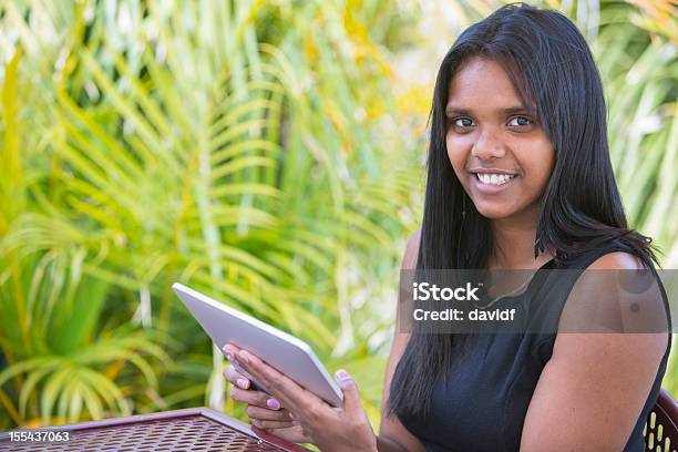 Aborígine Mulher Com Um Computador Tablet - Fotografias de stock e mais imagens de Etnia aborígene australiana - Etnia aborígene australiana, Pessoa a Estudar, Austrália
