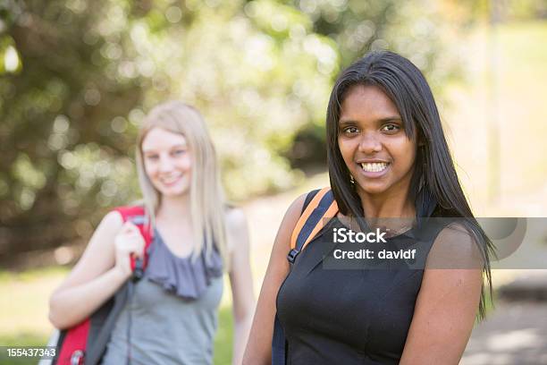 学生のバックパックを背負って立つ - アボリジナル・オーストラリアンのストックフォトや画像を多数ご用意 - アボリジナル・オーストラリアン, オーストラリア, 学生