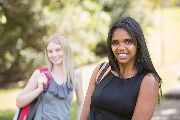 alunos com mochilas - aborigine australia women student imagens e fotografias de stock