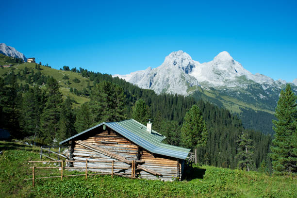 capanna di alpine - wetterstein mountains summer hut european alps foto e immagini stock