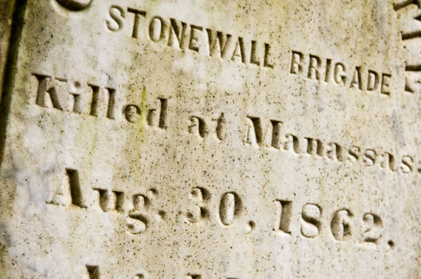 istock Civil war casualty headstone 155437436