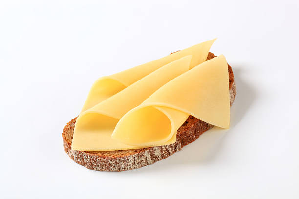 pain avec fromage - yellow cheese thin portion photos et images de collection