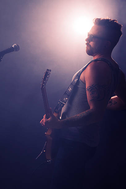young man rock concierto - tattoo men profile punk fotografías e imágenes de stock