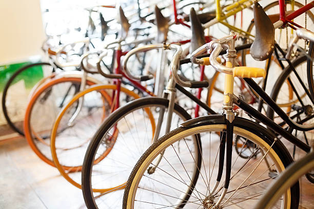 vélos garés dans un magasin de vélos - vélo de course photos et images de collection