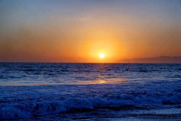 pôr do sol da califórnia do sul céu de verão sol do oceano ondas - view into land imagens e fotografias de stock