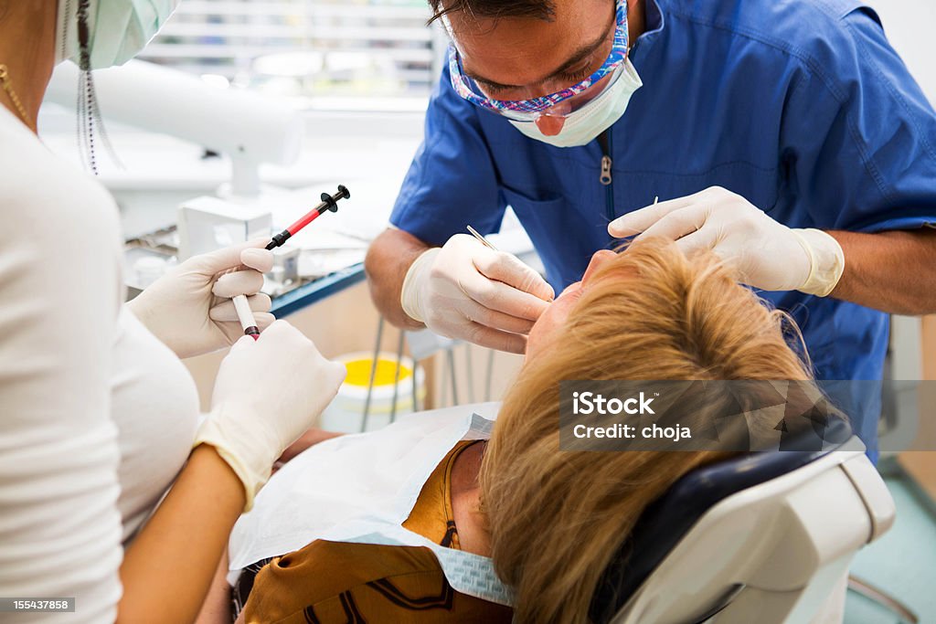 歳の女性の中に dentist.doctor と看護師動作 - カラー画像のロイヤリティフリーストックフォト