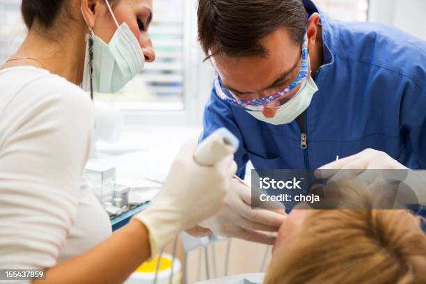 Mulher De Meia Idade Na Dentistdoctor E Enfermeira Trabalho - Fotografias de stock e mais imagens de Adulto