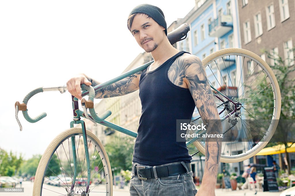 Jovem ciclista segurando Bicicleta - Royalty-free Tatuagem Foto de stock