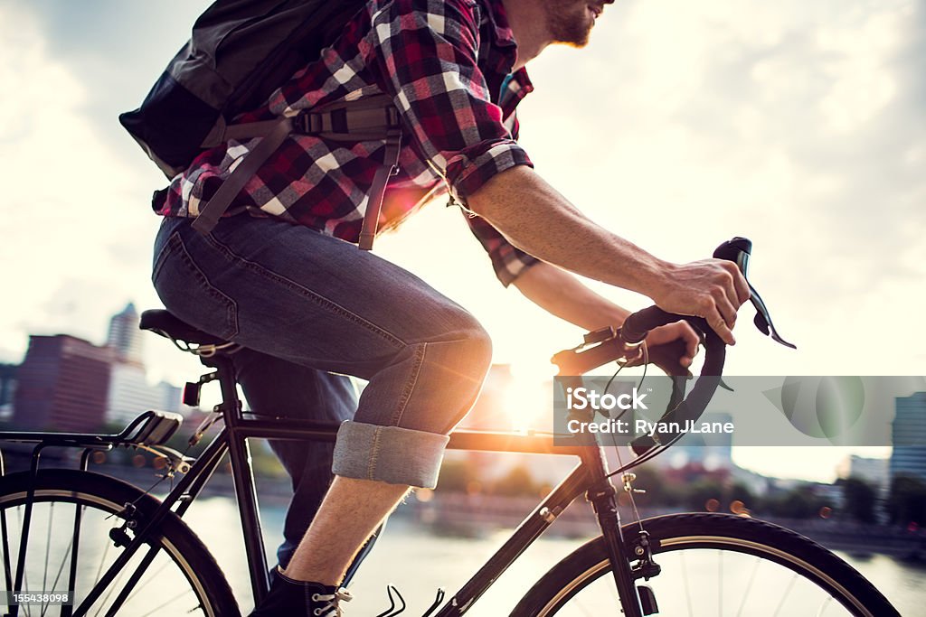 Pracownik dojeżdżający do pracy rowerem w Portland Oregon - Zbiór zdjęć royalty-free (Miasto)