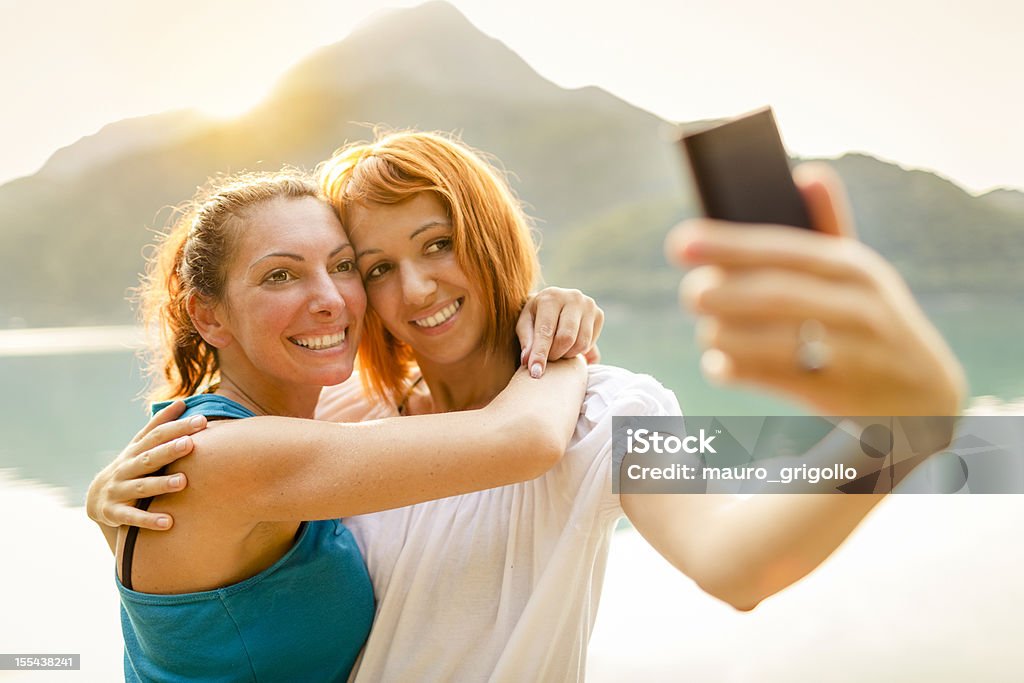 Dos chicas tomando fotografías de valet - Foto de stock de 20 a 29 años libre de derechos