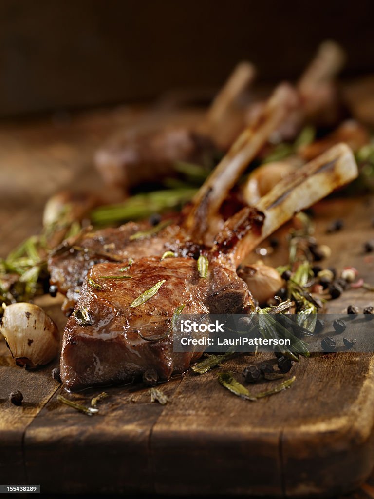 Costolette di agnello brasato - Foto stock royalty-free di Braciola di agnello