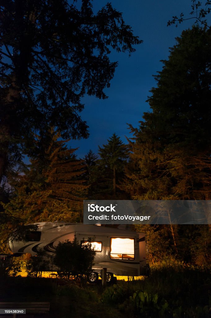 Remorque éclairée dans le parc d'État sous le ciel étoilé, États-Unis - Photo de Nuit libre de droits