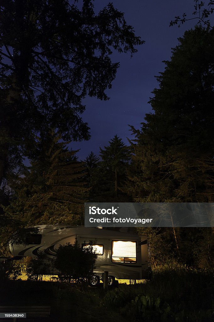 Atrelados iluminado no Parque estatal, sob o Céu Estrelado EUA - Royalty-free Noite Foto de stock