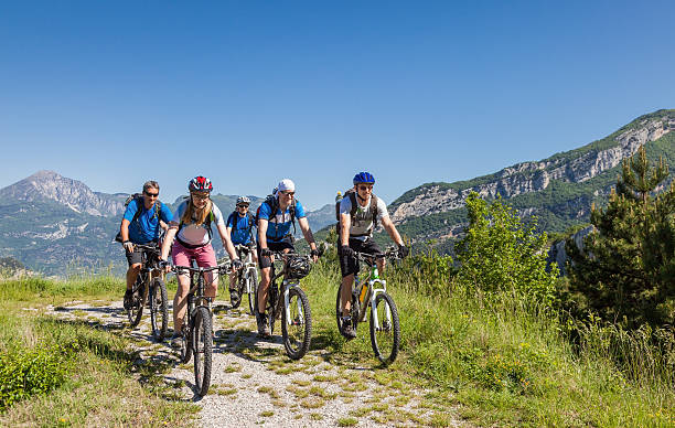 mountainbiking in der neuseeländische alpen, italien - female with group of males stock-fotos und bilder