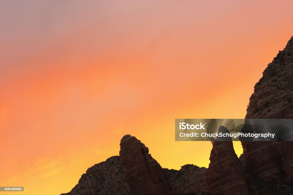 Pustynia Zachód słońca czerwony Bajeczne kominy i iglice skalne - Zbiór zdjęć royalty-free (Alpenglow)