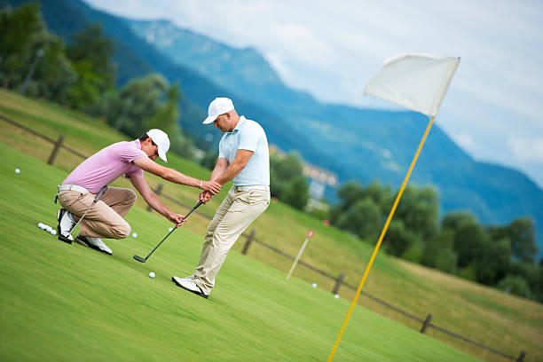 golf pro uczyć mężczyzna golfista - golf golf swing men professional sport zdjęcia i obrazy z banku zdjęć