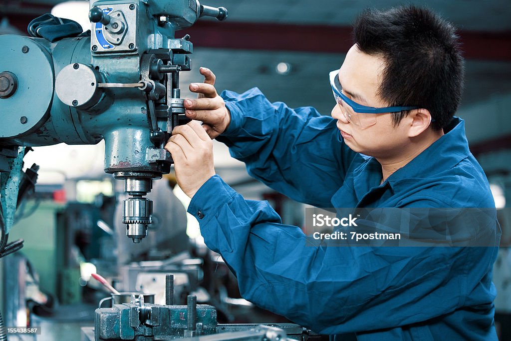 Fábrica Trabalhador com Máquina de Perfuração - Royalty-free Asiático e indiano Foto de stock