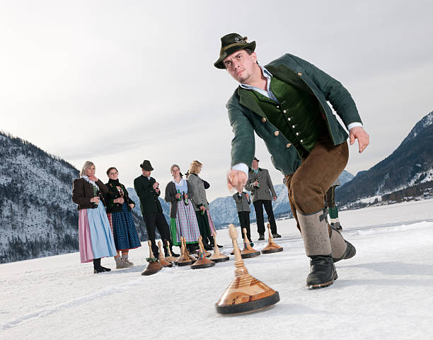 eisstockschiessen, curling auf dem see grundlsee - österreich tracht stock-fotos und bilder