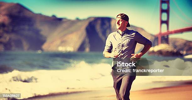 Photo libre de droit de Jeune Homme Jogging Sur Le Golden Gate À San Francisco banque d'images et plus d'images libres de droit de Activité