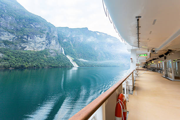 fjord blick auf einem kreuzfahrtschiff - kreuzfahrtschiff stock-fotos und bilder