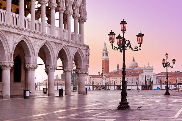 lido y st marks plaza de venecia, italia en la mañana - lido fotografías e imágenes de stock