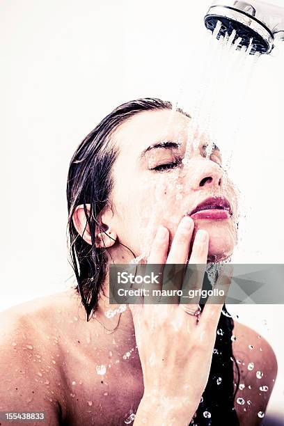 Kobieta W Prysznic - zdjęcia stockowe i więcej obrazów 20-24 lata - 20-24 lata, 20-29 lat, 30-39 lat