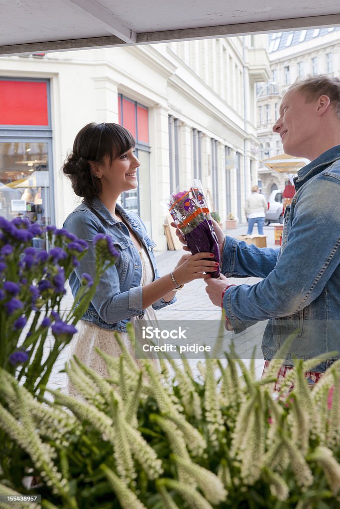 Młoda para na Targ kwiatowy w Berlinie, Niemcy - Zbiór zdjęć royalty-free (Dwie osoby)