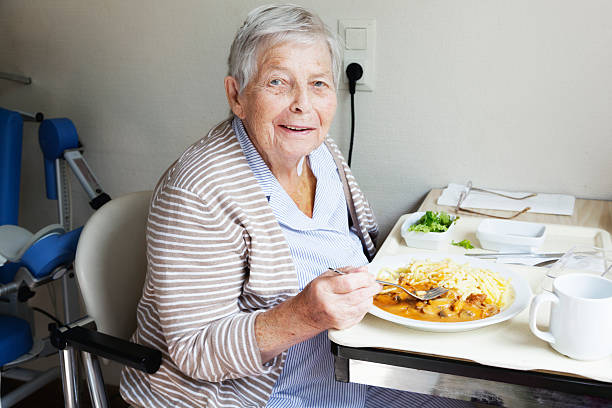 senior patient krankenhaus essen - essen mund benutzen fotos stock-fotos und bilder