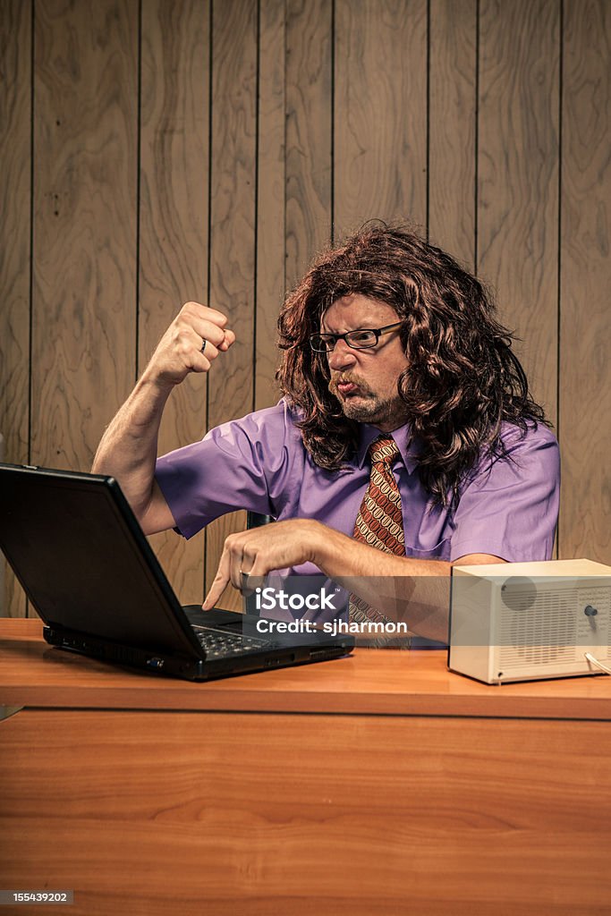 Salientou Shaggy olhando para computador homem trabalhando no escritório Retro - Royalty-free Caretas Foto de stock