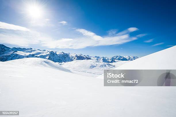 Высокий Горный Пейзаж В Солнечный День — стоковые фотографии и другие картинки Снег - Снег, Возвышенность, Лыжная трасса