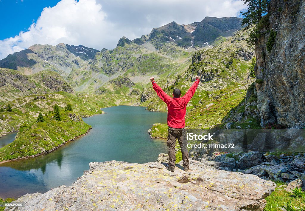 Homme au sommet de la montagne - Photo de Devant libre de droits