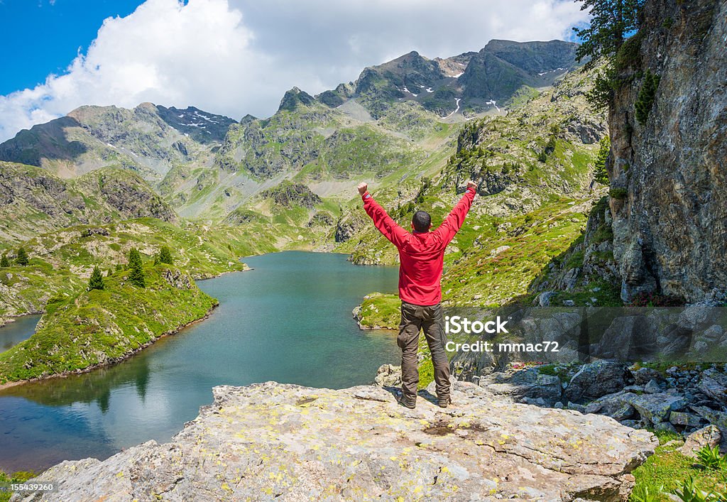 Uomo sulla cima della montagna - Foto stock royalty-free di Davanti