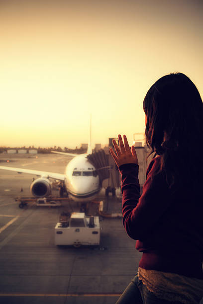 chica olas en un avión. - separation airport child waving fotografías e imágenes de stock