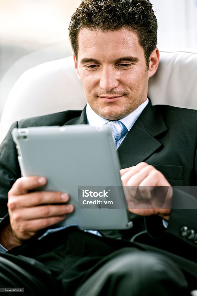 Homme d'affaires avec une tablette pc - Photo de 35-39 ans libre de droits
