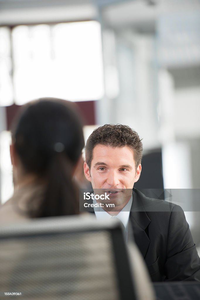 Consultor financeiro falando com o cliente - Foto de stock de Caixa de Banco royalty-free