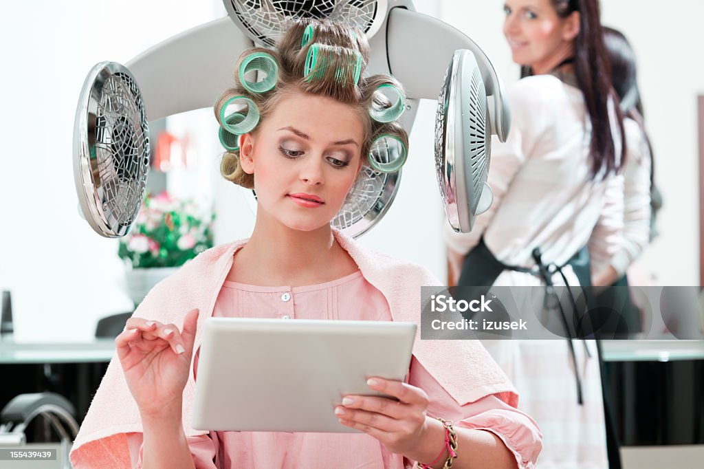 Mujer joven en un salón de belleza - Foto de stock de Peluquero libre de derechos