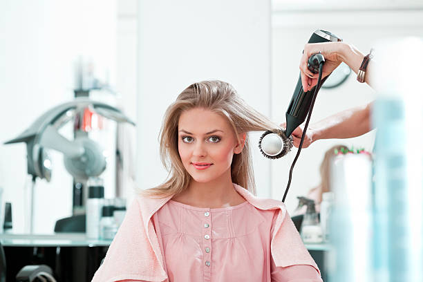 3.400+ Cabeleireiro Feminino Com Escova De Cabelo E Secador De