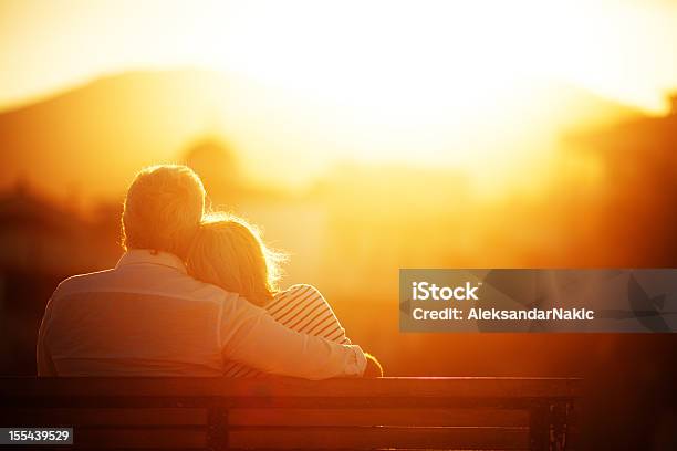 Photo libre de droit de Couple Senior Profiter De Leur Âge Dor banque d'images et plus d'images libres de droit de Coucher de soleil - Coucher de soleil, Troisième âge, Couple senior