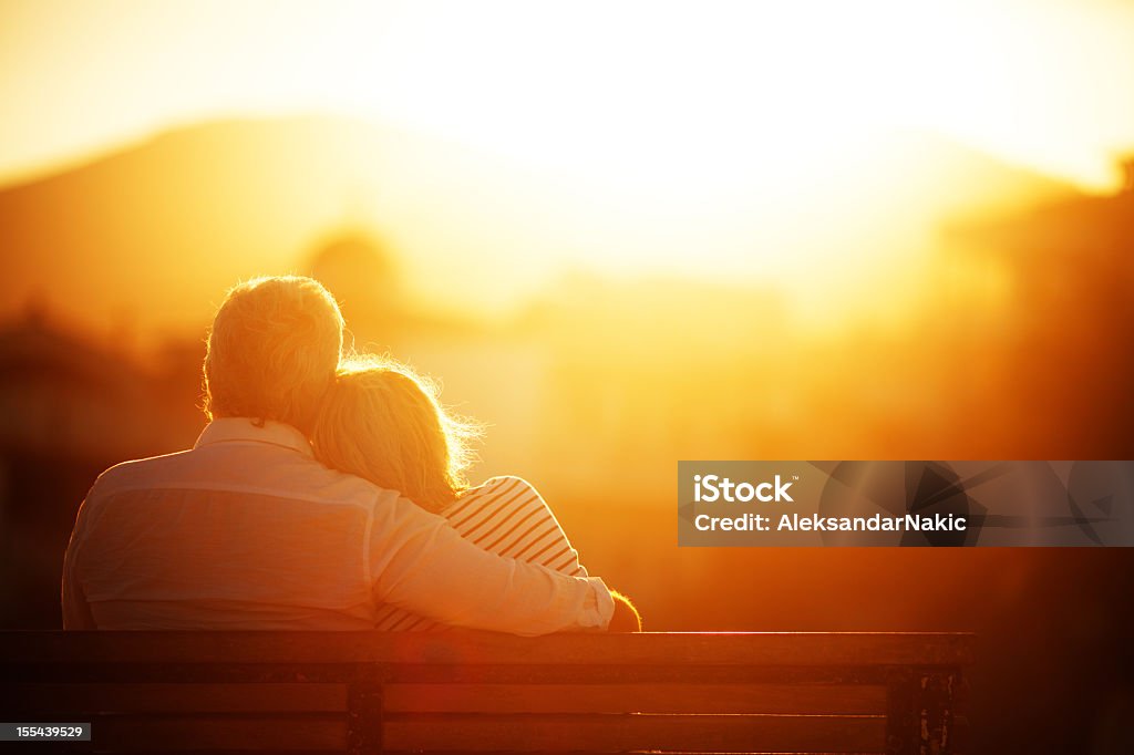 Sênior casal desfruta os anos dourados - Foto de stock de Pôr-do-sol royalty-free