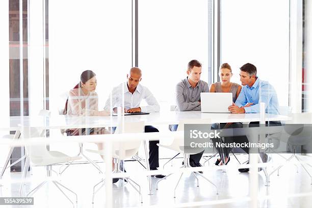 한산합니다 비즈니스 경영진 팀 사람들에 대한 스톡 사진 및 기타 이미지 - 사람들, 회의 테이블, 20-29세
